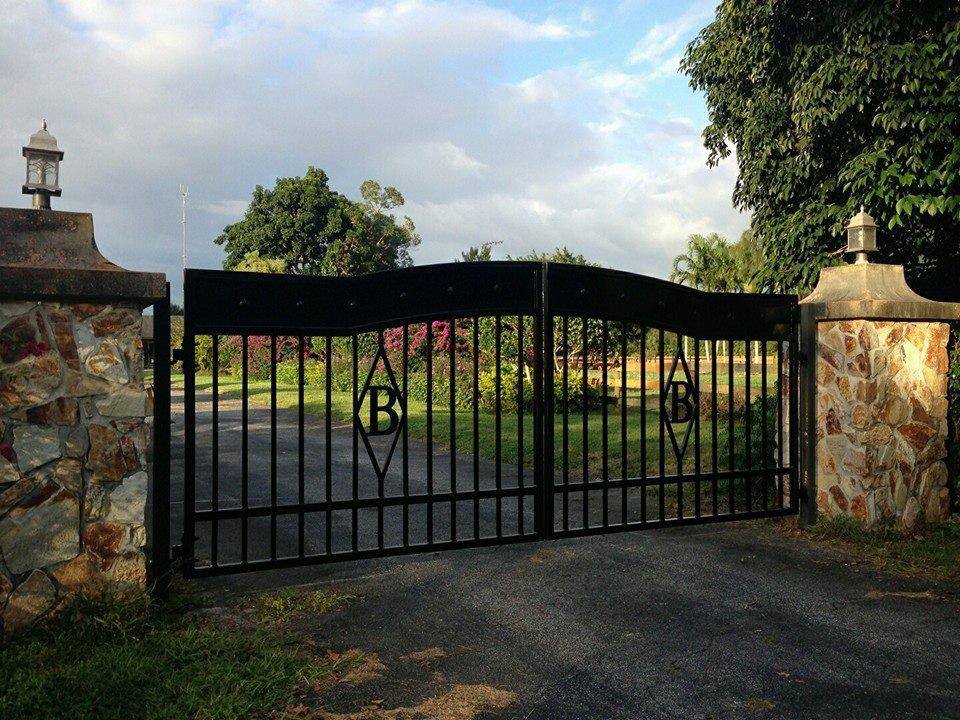 Diamond B Driveway Gates installed by Budget Fence and Gate of Palm Beach.