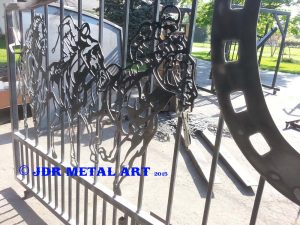 Lexington Kentucky custom driveway gates with horse shoe and race horse metal art silhouettes.