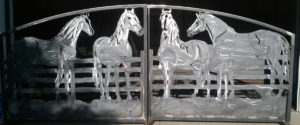 Driveway gate with horses Florida e1666648982616